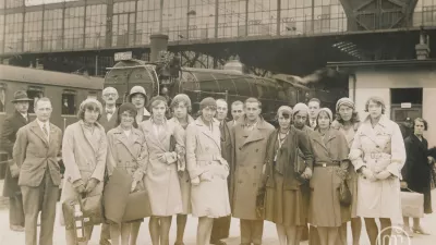 Jugoslovanska ženska atletska reprezentanca na 3. ženskih svetovnih igrah v Pragi septembra 1930. Jelka Tratnik je druga z desne. Na tekmovanju je osvojila 6. mesto v skoku v vi&scaron;ino. Foto: hrani Muzej &scaron;porta