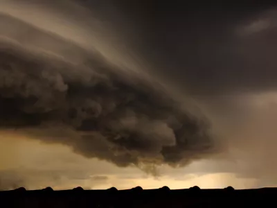 large stormy cloud advancing menacingly over the rooftops - POA, SAO PAULO, BRAZIL. / Foto: Ricardo Bayerlein Getty Images