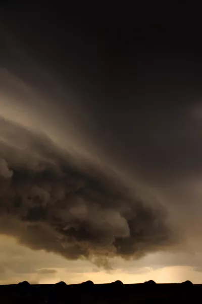 large stormy cloud advancing menacingly over the rooftops - POA, SAO PAULO, BRAZIL. / Foto: Ricardo Bayerlein Getty Images