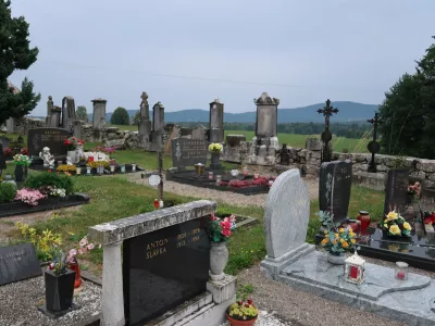 Pokopali&scaron;če Zajčje Polje pri Kočevju, spomenike nem&scaron;kih Kočevarjev so odstranili na obrobje, v sredini imajo danes grobove družine, ki so se v izpraznjene vasi preselile med in po drugi svetovni vojni