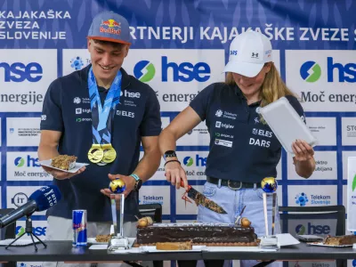 Ljubljana, Slovenski olimpijski izobrazevalni center.Novinarska konferenca ob koncu kajakaske sezone 2026 in pred evropskim prvenstvom v slalomu na divjih vodah v italijanski Ivrei, na kateri so predstavili program prvenstva, tekmovalci in tekmovalke pa svoje cilje.Kanuista Ziga Lin Hocevar in Eva Alina Hocevar.