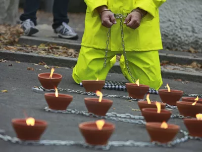 - simbolična fotografija - obsojenec, obsodba, zapornik, sodi&scaron;če, - policijske lisice - priprava za vklepanje aretirancev, zapornikov: - veriga, pravosodje, umor, kriminalec - krivica - nedolžnost - svoboda -  - 18.10.2013 - simbolična Greenpeace manifestacija ob 30. dnevu pridržanja Arktičnih 30; //FOTO: Luka Cjuha