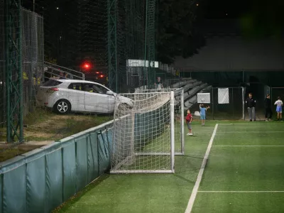 Prehiter in pijan voznik je z avtom prebil dve ograji in skoraj pristal na igri&scaron;ču med tekmo otrok. 