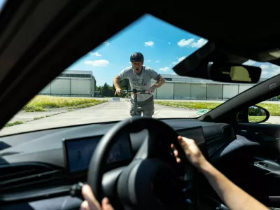 Z rastjo uporabe e-skirojev je naraslo &scaron;tevilo prometnih nesreč, pogosto s hudimi posledicami.