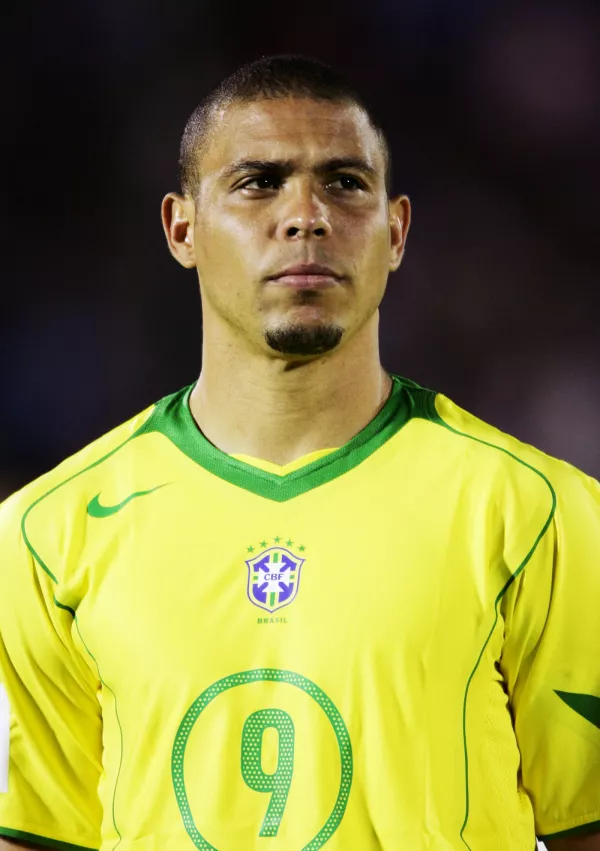 MONTEVIDEO, URUGUAY - MARCH 30: A portrait of Ronaldo of Brazil prior to the 2006 World Cup Qualifier South American Group match between Uruguay and Brazil at the Centenario Stadium on March 30, 2005 in Montevideo, Uruguay. (Photo by Shaun Botterill/Getty Images) / Foto: Shaun Botterill