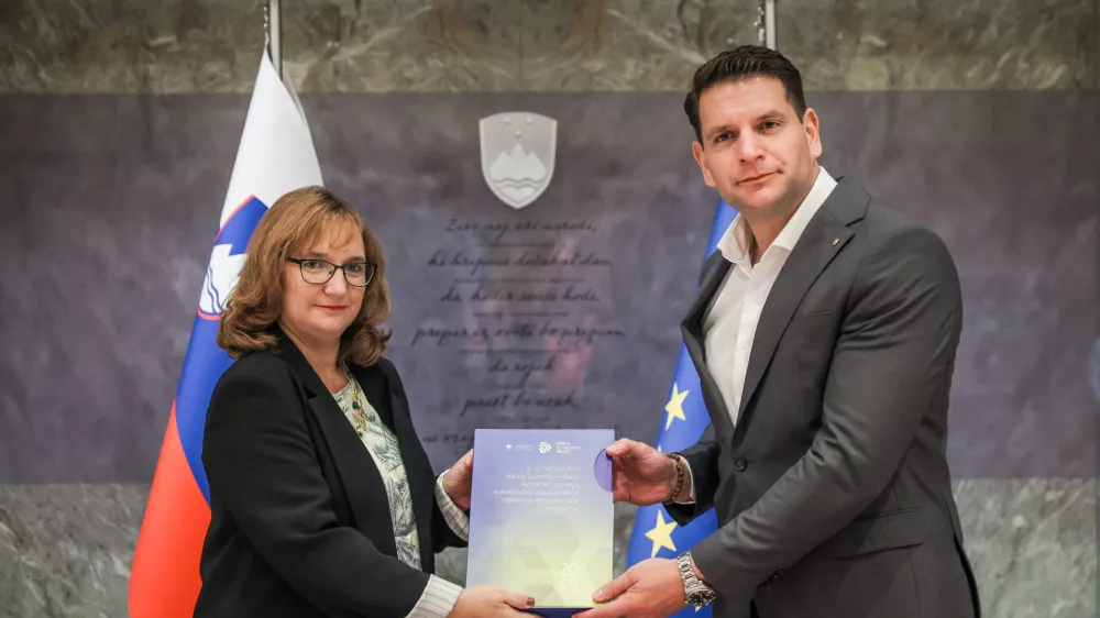 Ljubljana, drzavni zbor.Sprejem varuhinje clovekovih pravic Simone Drenik Bavdek pri predsedniku DZ Zoranu Stevanovicu s predajo letnega porocila varuha za leto 2025.