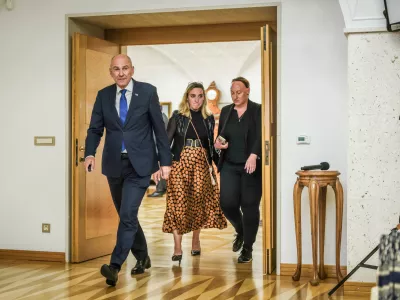 Brdo pri Kranju, Dvorec Brdo.Novinarska konferenca po redni seji vlade, na kateri so se seznanili z jesensko analizo Urada RS za makroekonomske analize in razvoj (Umar) gospodarskih gibanj.Predsednik vlade Janez Jansa.