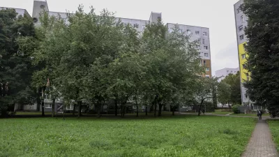 17.9.2026 - Ohranimo DravljePridruži se akciji &ndash; skupaj proti 60-metrski stolpniciNa travniku med Kunaverjevo 2&ndash;4 in kompleksom Mercator/Jysk/Boccaccio se načrtuje stolpnica, do dvakratne vi&scaron;ine od obstoječih blokov. Foto: Luka Cjuha