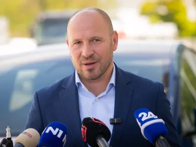 Ljubljana, Tesla Center Ljubljana.Minister za infrastrukturo in energetiko Jernej Vrtovec je obiskal Tesla Center Ljubljana, kjer je preizkusil napredni sistem avtonomne voznje pod nadzorom (FSD Supervised) in se seznanil z njegovim delovanjem v praksi.
