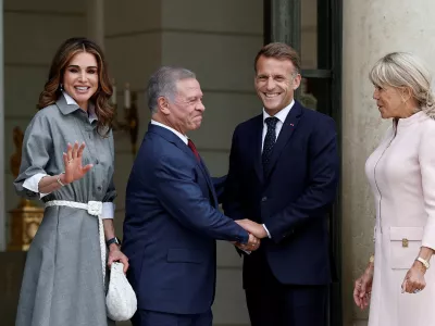 French President Macron and his wife Brigitte Macron welcome Jordan's King Abdullah II and his wife Queen Rania for a lunch meeting at the Elysee Palace in Paris, France, September 17, 2026. REUTERS/Benoit Tessier   TPX IMAGES OF THE DAY