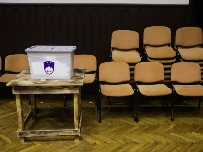 simbolična fotografija, volitve, volilna skrinjica in stoli, boj za sedeže v parlamentu- voli&scaron;če Dobrova- - 13.07.2014 - Parlamentarne volitve 2014 - osme volitve poslancev v Državni zbor Republike Slovenije - druge predčasne državnozborske volitve v zgodovini samostojne Slovenije - zmagovalka parlamentarnih volitev Stranka Mira Cerarja (SMC) je po pre&scaron;tetih 99,97 odstotka glasov (DVK) osvojila 34,6 odstotka glasov      //FOTO: Bojan Velikonja