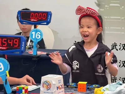 In this photo taken from video and released by YouTube@cuberootme, 6-year-old Lian Yunzhi reacts after solving a Rubik's cube at a World Cube Association-certified competition in the central Chinese city of Wuhan in central China's Hubei province on Sept. 13, 2026. (YouTube@cuberootme via AP) / Foto: Youtube@cuberootme