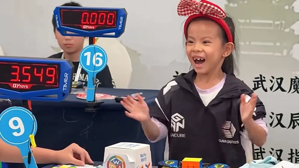 In this photo taken from video and released by YouTube@cuberootme, 6-year-old Lian Yunzhi reacts after solving a Rubik's cube at a World Cube Association-certified competition in the central Chinese city of Wuhan in central China's Hubei province on Sept. 13, 2026. (YouTube@cuberootme via AP) / Foto: Youtube@cuberootme