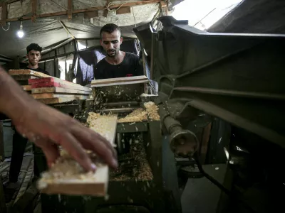 GAZA CITY, GAZA, PALESTINE - SEPTEMBER 17: Palestinian carpenter Mahmoud Abu al-Kas, 26, crafts wooden desks from repurposed humanitarian aid pallets at a makeshift workshop in the Saraya area of central Gaza City, Palestine on September 17, 2026. Working amid severe resource shortages caused by the ongoing war and blockade, Abu al-Kas repurposes wooden transport pallets into classroom furniture to supply makeshift schools and help displaced children continue their education. Saeed M. M. T. Jaras / AnadoluNo Use USA No use UK No use Canada No use France No use Japan No use Italy No use Australia No use Spain No use Belgium No use Korea No use South Africa No use Hong Kong No use New Zealand No use Turkey / Foto: Saeed M. M. T. Jaras
