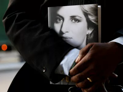 A shopper holds a copy of Princess Diana's brother Charles Spencer's book "Swan Song: Diana, My Sister" at Waterstones bookshop in London, Britain, September 22, 2026. REUTERS/Jack Taylor   TPX IMAGES OF THE DAY
