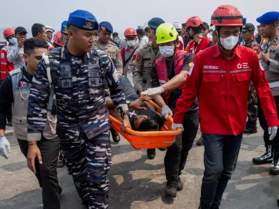 FILE PHOTO: Rescuers using a stretcher carry a passenger of the Virgo Transport 8 ferry that capsized in the Java Sea while sailing from Surabaya in East Java to Banjarmasin in South Kalimantan,&nbsp;upon arrival at Trisakti port in Banjarmasin, South Kalimantan province, Indonesia, September 15, 2026. REUTERS/Stringer/File Photo