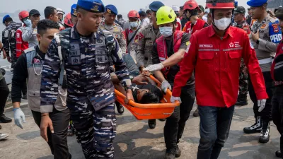 FILE PHOTO: Rescuers using a stretcher carry a passenger of the Virgo Transport 8 ferry that capsized in the Java Sea while sailing from Surabaya in East Java to Banjarmasin in South Kalimantan,&nbsp;upon arrival at Trisakti port in Banjarmasin, South Kalimantan province, Indonesia, September 15, 2026. REUTERS/Stringer/File Photo