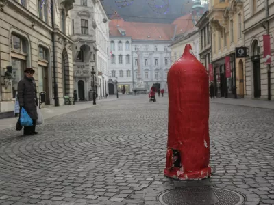 - kondom -- 01.12. 2016 - Svetovni dan boja proti aidsu -  v Sloveniji je bilo v leto&scaron;njem letu do 22. novembra prijavljenih že 56 novih diagnoz okuženih s HIV, kar je največ kadarkoli doslej -  //FOTO: Luka Cjuha.