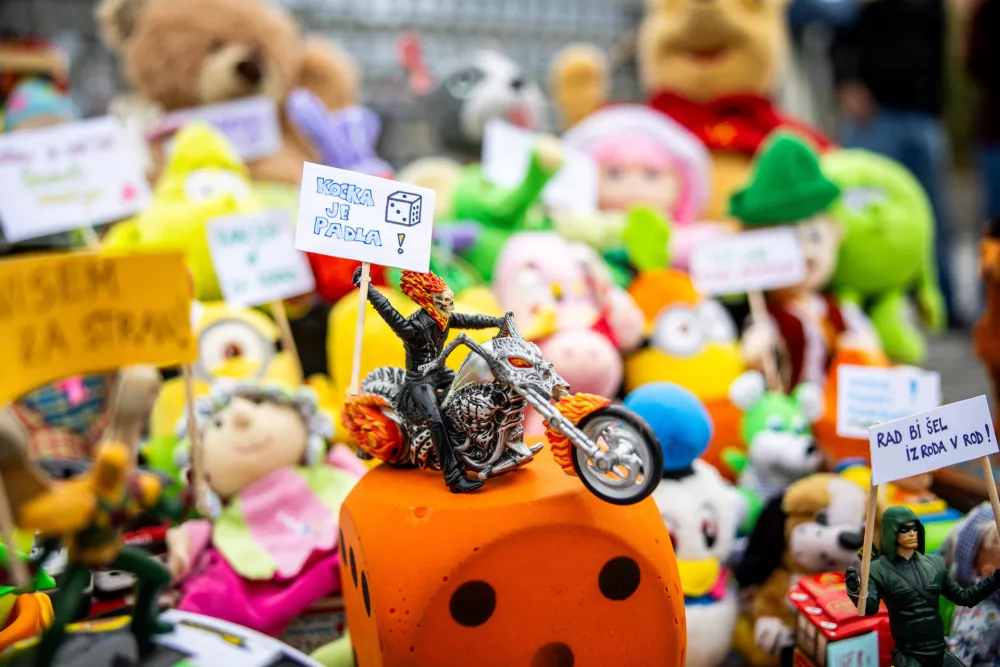 Ljubljana, Trg republike.Protest igrac, ki ga je ob zakljucku raziskovalno-zagovorniskega projekta 5 minut veselja, ki opozarja na problem ravnanja z odpadnimi igracami, pripravilo drustvo Ekologi brez meja.