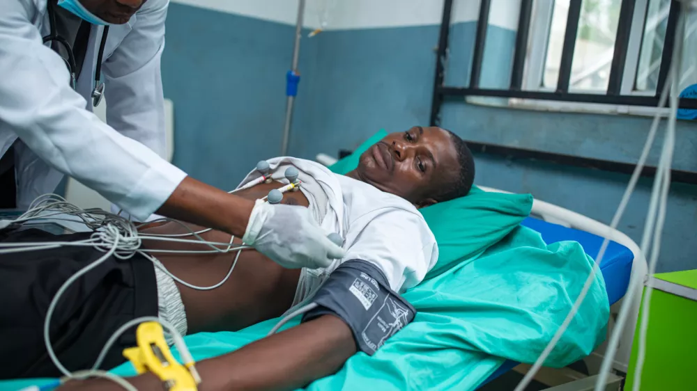 A doctor attends to a victim of a locally brewed alcoholic concoction commonly known as "Monkey Tail" at a hospital in Odigbo southern Nigeria, Thursday, Sept. 17, 2026. (AP Photo/Dapo Alley)