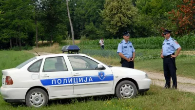 Učence in učitelje so po grožnjah evakuirali, policija pa pregleduje &scaron;ole. 
