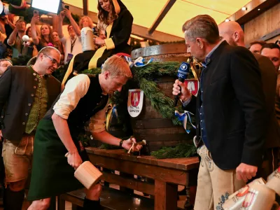 Mayor of Munich Dominik Krause taps the first barrel of beer during the opening ceremony of the 191st Oktoberfest, the world's largest beer festival in Munich, Germany, September 19, 2026. REUTERS/Fariha Farooqui   TPX IMAGES OF THE DAY