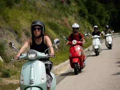 Če nimate svojega dvokolesnika si ga lahko za sam dogodek tudi izposodite. F Vespa Tour