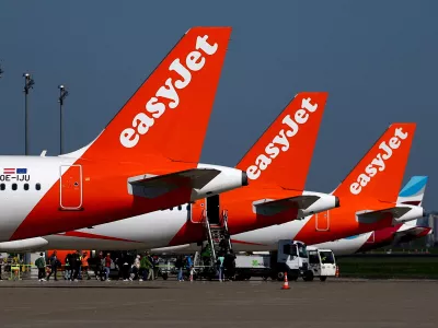 FILE PHOTO: FILE PHOTO: Passengers board an easyJet aircraft at the Berlin Brandenburg Airport in Schoenefeld, Germany, April 21, 2026. REUTERS/Lisi Niesner/File Photo/File Photo