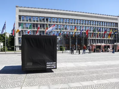 Točno ob 11:00 bomo na Trgu republike izvedli simbolično akcijo, ki bo ponazorila vso absurdnost trenutne politične situacije in tudi z lastnimi besedami politikov najbolj nazorno možno predstavila njihovo izdajo volilk in volilcev, ki so jim verjeli.. protest black cube foto luka cjuha