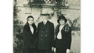 Družina Hribar: Zlatica, Ivan in Marija pred vilo Zlatica, najverjetneje ob Hribarjevi 80-letnici, 1931