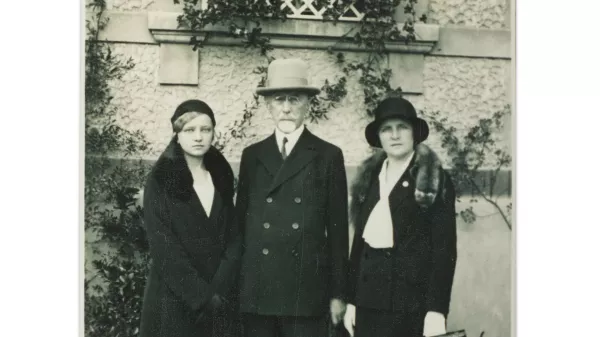 Družina Hribar: Zlatica, Ivan in Marija pred vilo Zlatica, najverjetneje ob Hribarjevi 80-letnici, 1931