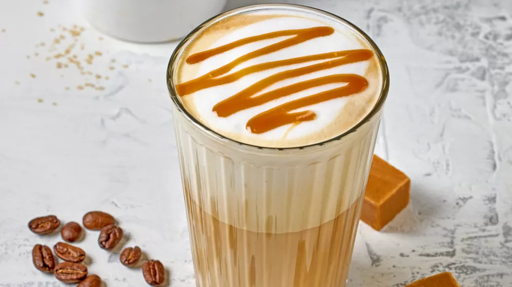 closeup of caramel latte coffee glass on white table background / Foto: Magone Getty Images