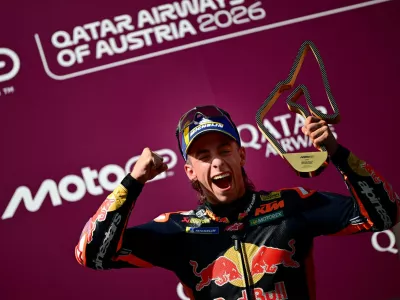 MotoGP - Austrian Grand Prix - Red Bull Ring, Spielberg, Austria - September 20, 2026 Red Bull KTM Factory Racing's Pedro Acosta celebrates with a trophy on the podium after winning the MotoGP race REUTERS/Christian Bruna   TPX IMAGES OF THE DAY