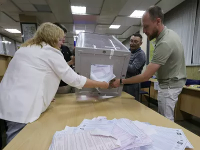 Members of a local electoral commission empty a ballot box before counting votes after the closure of polling stations on the final day of Russia's three-day parliamentary election in Vladivostok, Russia, September 20, 2026. REUTERS/Tatiana Meel