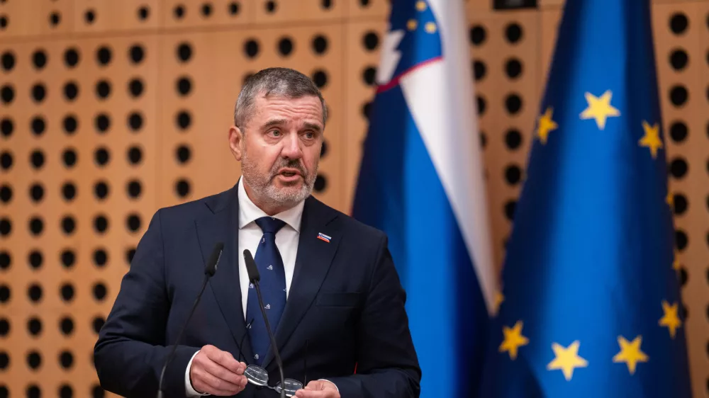 Brdo pri Kranju, Kongresni center Brdo.Zacetek dvodnevnega posveta slovenske diplomacije, ki ga gosti zunanji minister Tone Kajzer.