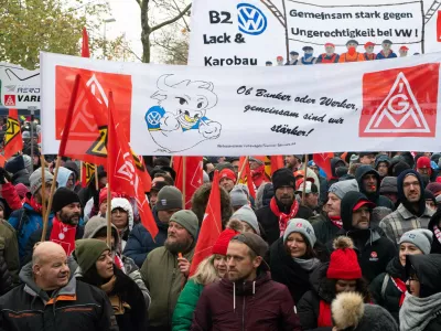 21 November 2024, Lower Saxony, Wolfsburg: Volkswagen employees demonstrate in front of the Volkswagen Arena in Wolfsburg during the wage negotiations between Volkswagen and IG Metall. IG Metall welcomes the Group representatives to the third round of collective bargaining with a loud protest. Photo: Alicia Windzio/dpa