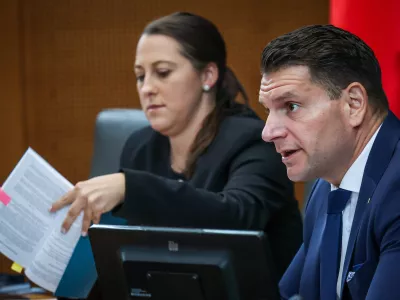 Ljubljana, DZ.Izredna seja DZ, na kateri so obravnavali predlog zakona o zacasnih ukrepih za ucinkovitejse izvajanje sistema dolgotrajne oskrbe.Predsednik DZ Zoran Stevanovic.