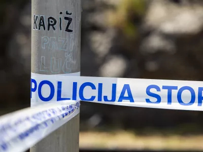 - simbolična fotografija &ndash; policija - policijski trak - 27.06.2019 &ndash; Dol pri Hrastovljah - Železni&scaron;ka nesreča v predoru Hrastovlje na železni&scaron;ki progi proti Kopru, kjer je od kompozicije 18 vagonov tovornega vlaka iztirilo &scaron;est vagonov, ki je prevažal kerozin v Munchen pri čemer je pri eni cesterni pri&scaron;lo do izlitja okoli 10.000 litrov kerozina in ogrozilo izvir reke Rižane  //FOTO: Matjaž Ru&scaron;t
