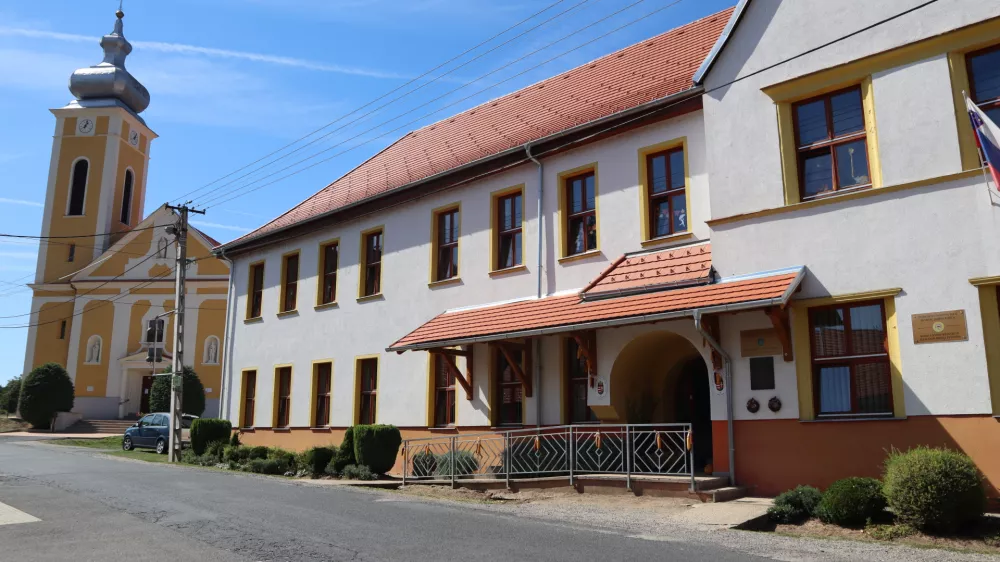 Madzarska; Gornji Senik.Dvojezicna osnovna sola Jozefa Kosica Gornji Senik.