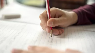 Boy writing in a notepad doing his school work spelling or homework / Foto: Brianajackson Getty Images