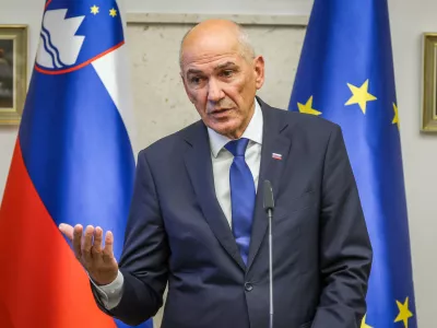 Brdo pri Kranju, Dvorec Brdo.Novinarska konferenca po redni seji vlade, na kateri so se seznanili z jesensko analizo Urada RS za makroekonomske analize in razvoj (Umar) gospodarskih gibanj.Predsednik vlade Janez Jansa.
