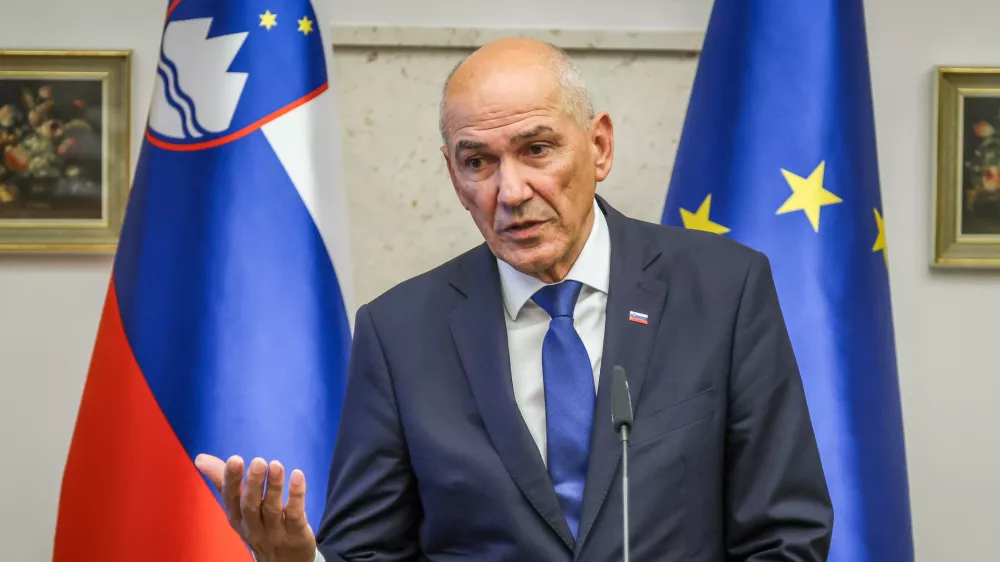 Brdo pri Kranju, Dvorec Brdo.Novinarska konferenca po redni seji vlade, na kateri so se seznanili z jesensko analizo Urada RS za makroekonomske analize in razvoj (Umar) gospodarskih gibanj.Predsednik vlade Janez Jansa.