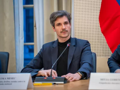 Ljubljana, vlada.Novinarska konferenca po seji Ekonomsko-socialnega sveta.Minister za delo, druzino, socialne zadeve in enake moznosti Luka Mesec.
