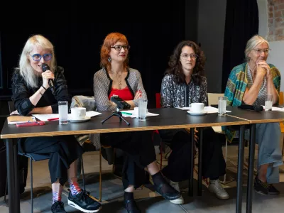 Skupna tiskovna konferenca s predstavitvijo festivalov Mesto žensk in TO)pot. Sodelovale so programski vodji Mesta žensk Jasmina Založnik in Pia Brezav&scaron;ček ter direktorica zavoda Cona Irena Pivka ter Dunja Kukovec. BAZA, Center mladih Ljubljana, 2026
