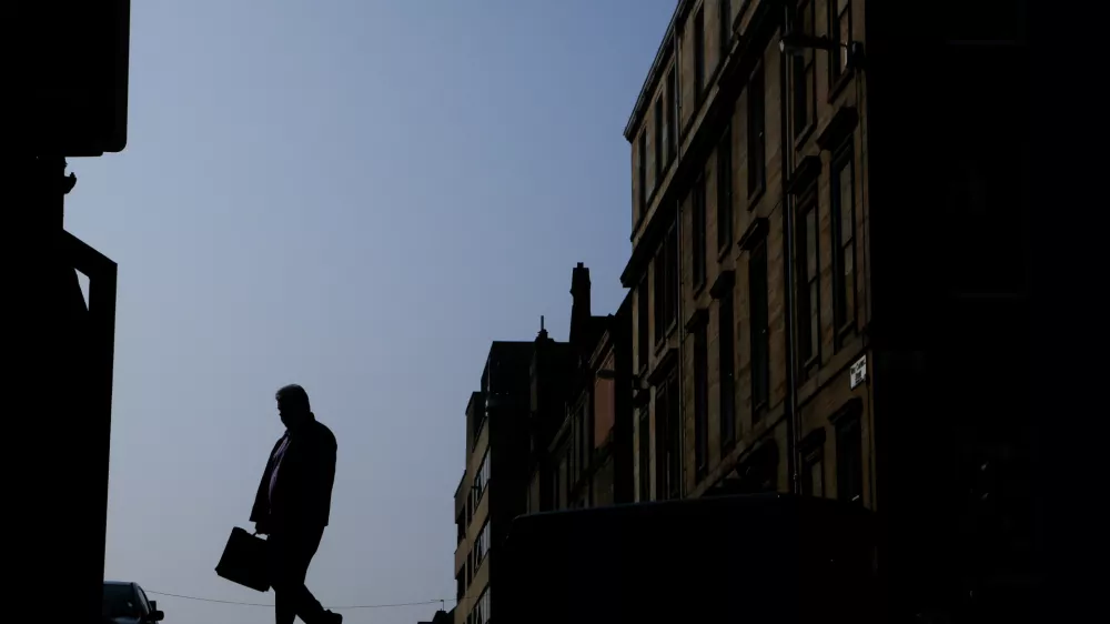 simbolična fotografija, poslovnež, osamljenost, &Scaron;kotska, Glasgowfoto: Bojan Velikonja
