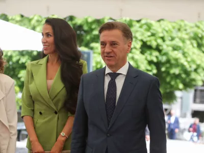 - Robert Golob, predsednik vlade RS in žena Tina Gaber Golob,- 08.05.2026. - Slavnostna seja Mestnega sveta Mestne občine Ljubljana ob Dnevu zmage nad fa&scaron;izmom na kateri so razglasili častna me&scaron;čana in ostale nagrajence MOL in je župan Zoran Janković napovedal vnovično kandidaturo za župana po 20. letih.//FOTO: Bojan Velikonja