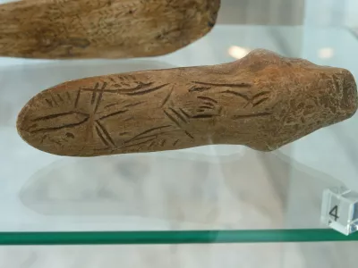 Je to ženska? Tako je vsaj opisana močno stilizirana prazgodovinska figurica iz Mezina v dana&scaron;nji Ukrajini, ki jo danes hranijo oziroma razstavljajo v paviljonu Anthropos v Brnu. Geometrijski vzorci na podobnih figuricah so znanstvenike pripeljali do presenetljive ugotovitve: njihovi izdelovalci so navdih očitno na&scaron;li tudi v naravni strukturi mamutovega okla. Foto: Zde/Wikimedia Commons, / Foto: Foto: Zde/wikimedia Commons, 