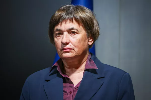 Ljubljana DZ.Novinarska konferenca poslanskih skupin Svoboda, SD in Levica ob vlozitvi interpelacije ministra za zunanje in evropske zadeve Toneta Kajzerja.Vodja PS Levice Natasa Sukic.