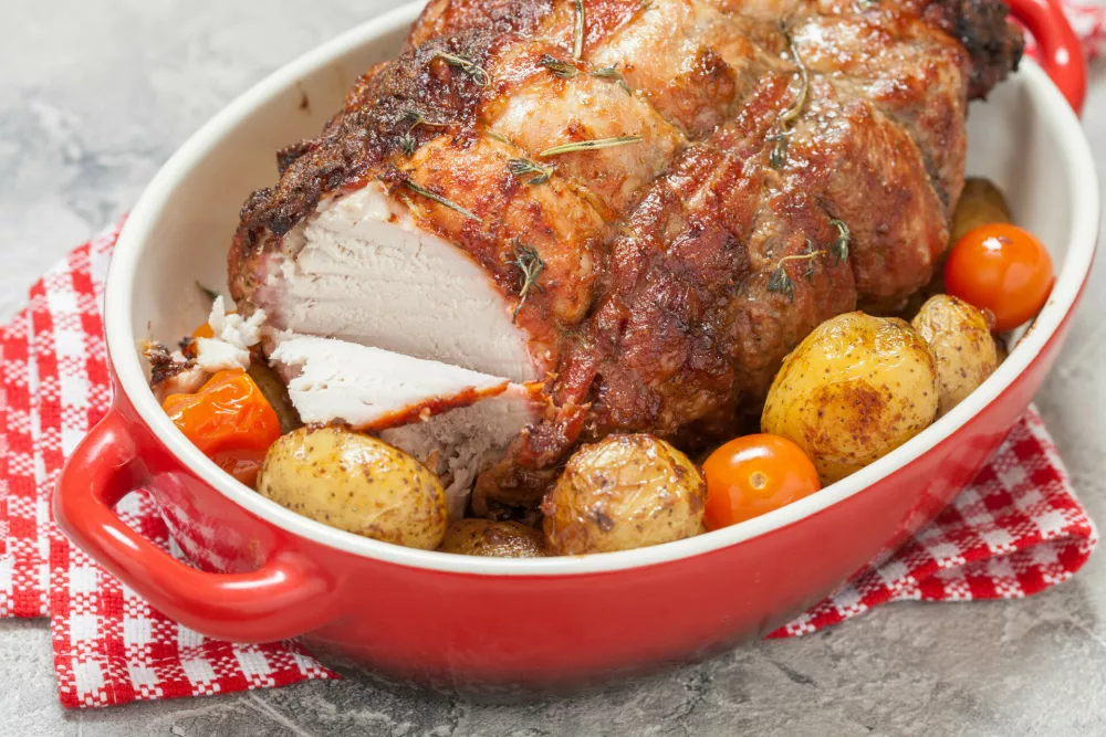 Boneless Pork Loin Roast with Potatoes and Tomatoes / Foto: Azurita