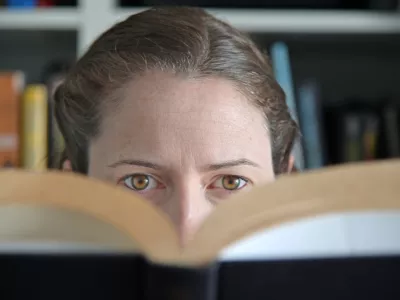 Adult woman reading a book in a library.Information censorship concept. / Foto: Chameleonseye Getty Images